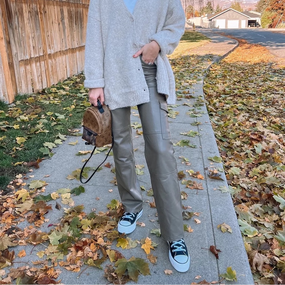 Abercrombie & Fitch Vegan Leather Cargo 90s Relaxed Pants - Picture 7 of 7